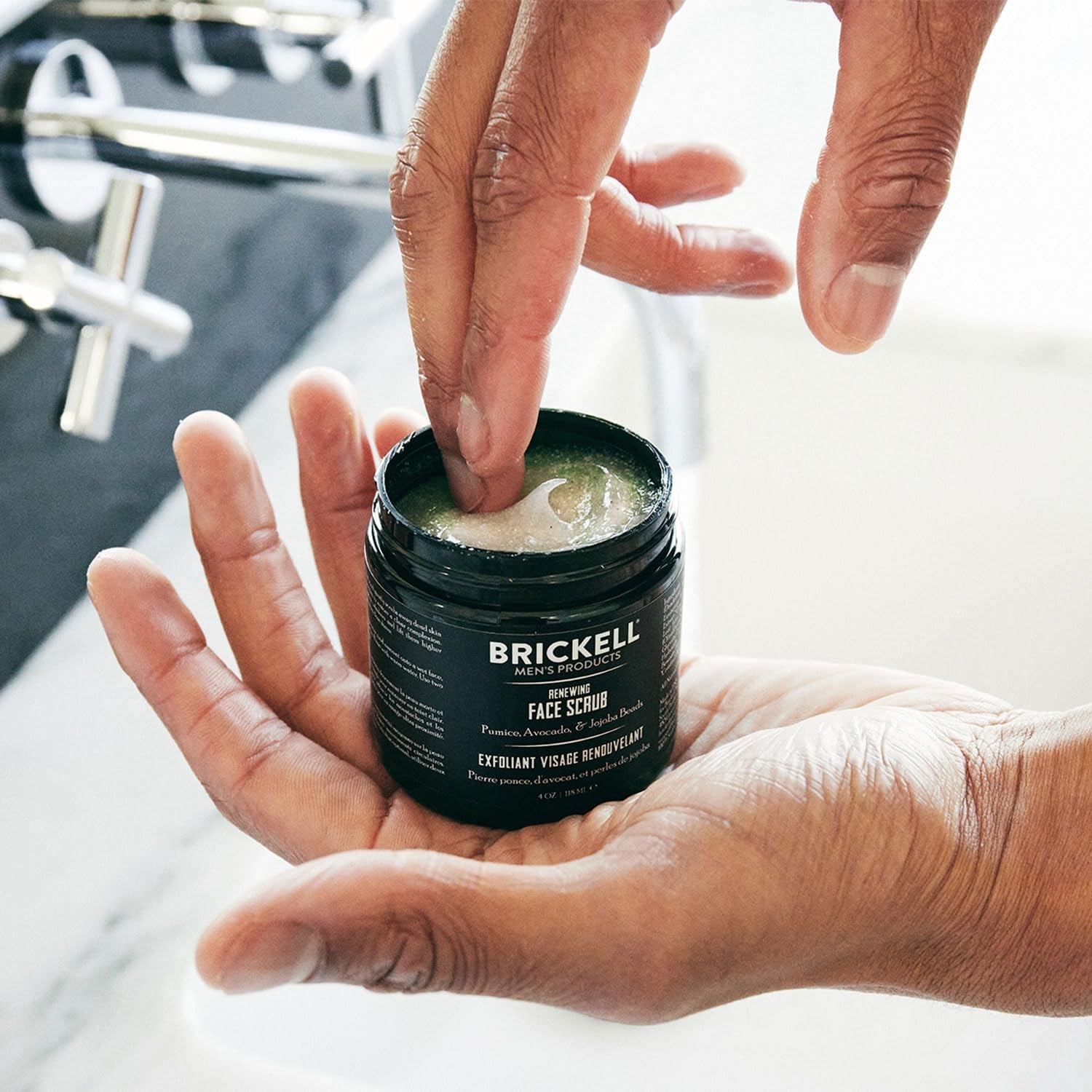 Brickell Men'S Scrub Viso Rinnovatore per Uomo, Naturale E Biologico, Scrub Viso Esfoliante Formulato Con Perline Di Jojoba, Extra Di Caffè E Pomice, 118Ml, Profumato